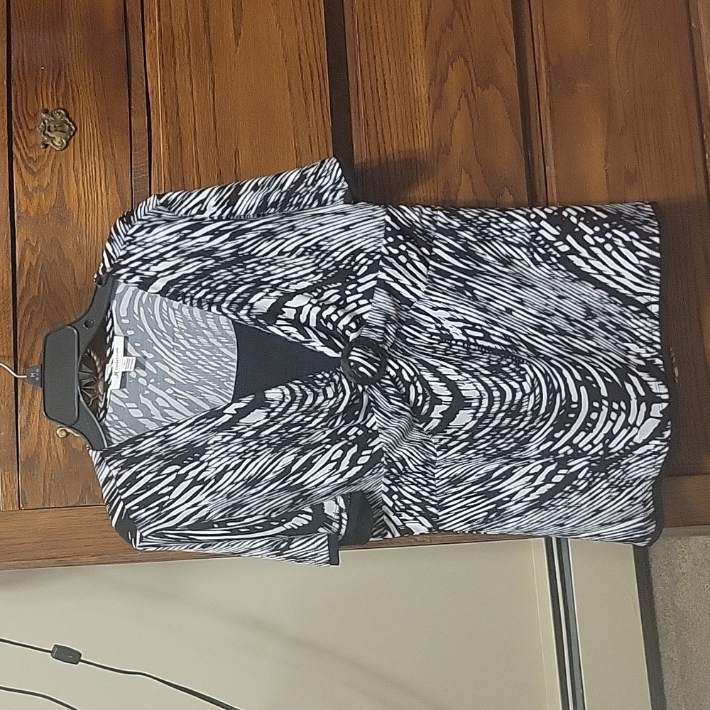 JM Collection black/white top with black ring embellishment. Sz M